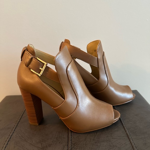 Michael Kors - Size 8 - Picture 2 of 7